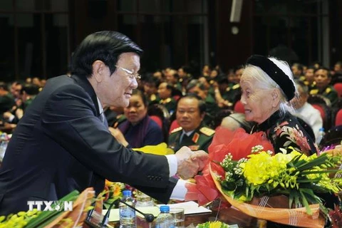 Chủ tịch nước Trương Tấn Sang và các Mẹ Việt Nam Anh hùng dự chương trình giao lưu nghệ thuật "Khát vọng đoàn tụ." (Ảnh: Trọng Đức/TTXVN)