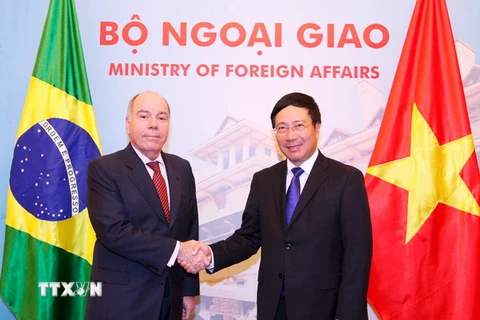 Phó Thủ tướng, Bộ trưởng Bộ Ngoại giao Phạm Bình Minh đón tiếp và hội đàm với Bộ trưởng Ngoại giao Brazil Mauro Vieira. (Ảnh: Thống Nhất/TTXVN)