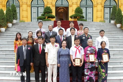 Phó Chủ tịch nước Nguyễn Thị Doan chụp ảnh chung với các đại biểu. (Ảnh: Phương Hoa/TTXVN)