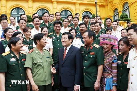 Chủ tịch nước Trương Tấn Sang với các đại biểu đoàn viên Công đoàn tiêu biểu. (Ảnh: Nguyễn Khang/TTXVN)
