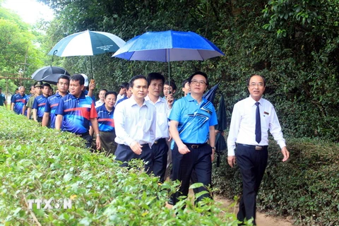 Đoàn công tác Ban Đối ngoại hai nước Việt Nam và Lào tham quan quê nội Bác. (Ảnh: Tá Chuyên/TTXVN)