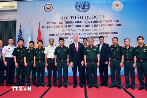 Thượng tướng Nguyễn Chí Vịnh chụp ảnh với các trưởng đoàn và đại diện các cơ quan của Bộ Quốc phòng Việt Nam tại buổi hội thảo. (Ảnh: Trọng Đức/TTXVN)