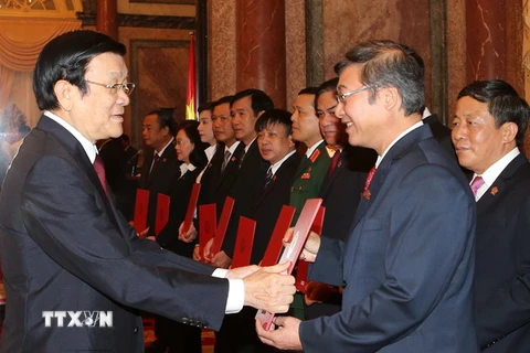 Chủ tịch nước Trương Tấn Sang trao Quyết định bổ nhiệm Thẩm phán Tòa án nhân dân Tối cao cho 15 cán bộ của ngành Toà án nhân dân. (Ảnh: Nguyễn Khang/TTXVN)