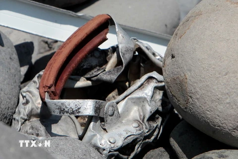 Mảnh vỡ kim loại được tìm thấy trên đảo Reunion ngày 2/8. (Nguồn: AFP/TTXVN)