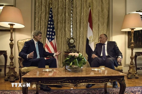 Ngoại trưởng Ai Cập Sameh Shoukri (phải) tiếp Ngoại trưởng Mỹ John Kerry. (Nguồn: AFP/TTXVN)