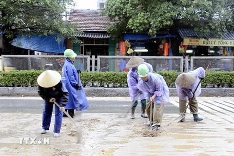 Dọn dẹp bùn đất, khơi thông cống rãnh thoát nước tại thành phố Bãi Cháy. (Ảnh: Nguyễn Hoàng/TTXVN)