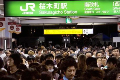 Hàng chục tuyến tàu điện ngầm bị tê liệt dẫn đến cảnh ùn tắc lớn tại các nhà ga. (Nguồn: Kyodo)