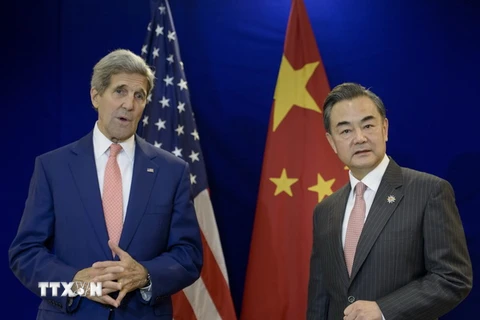 Ngoại trưởng Mỹ John Kerry (trái) và người đồng cấp Trung Quốc Vương Nghị. (Nguồn: AFP/TTXVN)