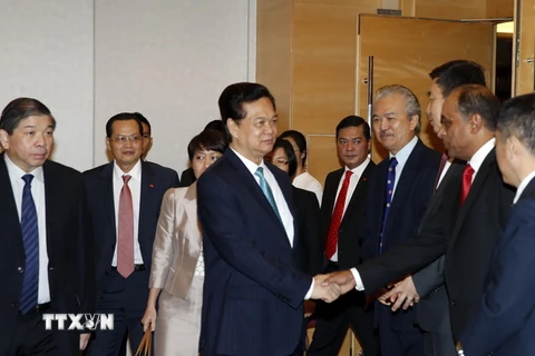 Thủ tướng Nguyễn Tấn Dũng dự tọa đàm bàn tròn với các doanh nghiệp hàng đầu Singapore. (Ảnh: Đức Tám/TTXVN)