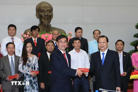  Phó Thủ tướng Vũ Văn Ninh tặng quà cho các Doanh nhân trẻ khởi nghiệp xuất sắc. (Ảnh: Doãn Tấn/TTXVN)
