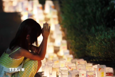 Cầu nguyện cho các nạn nhân thảm họa bom nguyên tử tại Công viên Hòa bình thành phố Nagasaki. (Nguồn: AFP/TTXVN)