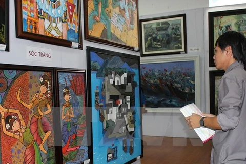 Khách tham quan triển lãm mỹ thuật Đồng bằng sông Cửu Long lần 19. (Ảnh: Huỳnh Thế Anh/TTXVN)
