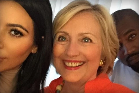 Kim Kardashian khoe ảnh tự sướng với bà Hillary Clinton. (Nguồn: theverge.com)