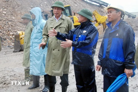 Chủ tịch tỉnh Quảng Ninh Nguyễn Đức Long kiểm tra công tác khắc phục sự cố do mưa lũ tại đập 790 chân bãi thải Đông Cao Sơn, phường Mông Dương. (Ảnh: Nguyễn Hoàng/TTXVN)