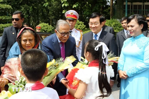 Thiếu nhi Thủ đô Hà Nội tặng hoa chào mừng Tổng thống Md. Abdul Hamid và Phu nhân. (Ảnh: Nguyễn Khang/TTXVN)