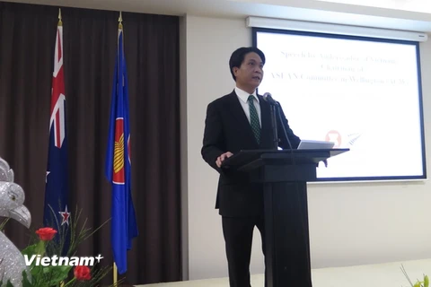 Đại sứ Việt Nam tại New Zealand Nguyễn Việt Dũng phát biểu tại buổi lễ. (Nguồn: Vietnam+)