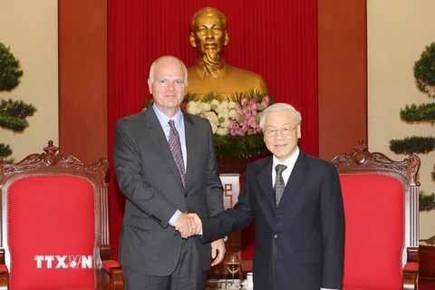 Tổng Bí thư Nguyễn Phú Trọng tiếp Đại sứ, Trưởng phái đoàn EU Franz Jessen. (Ảnh: Trí Dũng/TTXVN)