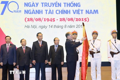 Chủ tịch Quốc hội Nguyễn Sinh Hùng trao tặng Huân chương Hồ Chí Minh cho Bộ Tài chính nhân dịp 70 năm Ngày truyền thống của ngành. (Ảnh: Nhan Sáng/TTXVN)