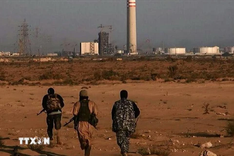 Phiến quân IS tại thành phố Sirte sau khi chiếm nhà máy điện của thành phố. (Nguồn: AFP/TTXVN)