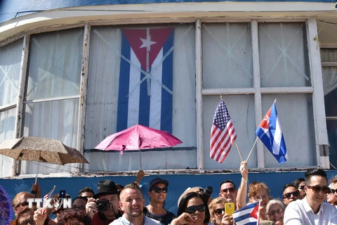 Các quan khách và đông đảo người dân Cuba chứng kiến lễ thượng cờ tại Đại sứ quán Mỹ ở La Habana. (Nguồn: AFP/TTXVN)