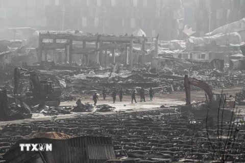 Nhân viên cứu hộ tại hiện trường vụ nổ ở Thiên Tân. (Nguồn: THX/TTXVN)