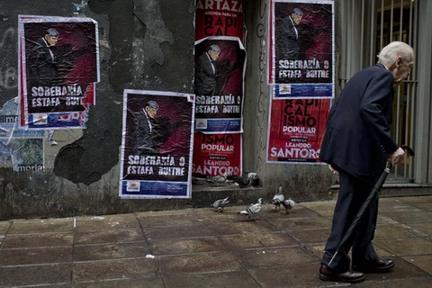 Một bức tường ở Buenos Aires, Argentina, dán đầy ápphích có hình ảnh của Thẩm phán Mỹ Thomas Griesa. (Nguồn: AP)