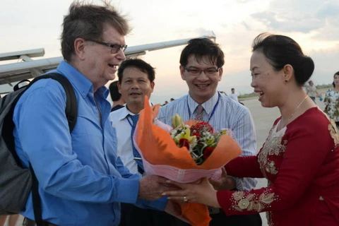 Giáo sư George Smoot tại sân bay Phù Cát, Bình Định. (Nguồn: binhdinh.gov.vn)