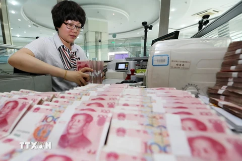 Kiểm tiền nhân dân tệ tại ngân hàng ở Lianyungang, tỉnh Giang Tô, miền Đông Trung Quốc. (Nguồn: THX/TTXVN)