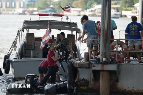 Cảnh sát Thái Lan điều tra tại hiện trường vụ nổ gần bến tàu Sathorn. (Nguồn: AFP/TTXVN)