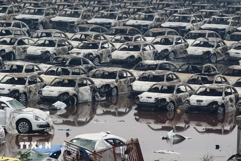 Nước ngập tại khu vực vụ nổ ở Thiên Tân, sau những trận mưa lớn ngày 18/8. (Nguồn: THX/TTXVN)