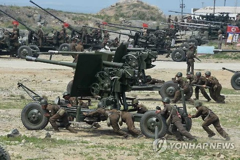 Binh sỹ Triều Tiên vận chuyển pháo. (Nguồn: Yonhap)
