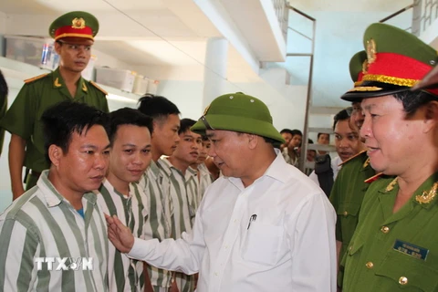 Phó Thủ tướng Nguyễn Xuân Phúc thăm hỏi, dặn dò những người được xét đặc xá trong dịp Quốc khánh 2/9 tại Trại giam Xuân Lộc. (Ảnh: Sỹ Tuyên/TTXVN)