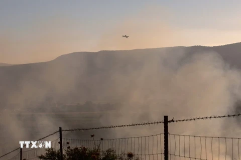 Khói bốc lên sau vụ bắn rocket từ Syria tại Kfar Szold, miền Bắc Israel gần Cao nguyên Golan. (Nguồn: AFP/TTXVN)