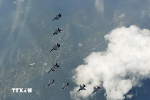 Máy bay chiến đấu của Hàn Quốc và Mỹ diễn tập mô phỏng vụ ném bom vào mục tiêu của đối phương hôm 22/8. (Nguồn: Yonhap/TTXVN)