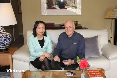 Tác giả cùng cựu Đại sứ Richard Broinowski tại nhà riêng. (Ảnh: Sơn Hà/Vietnam+)