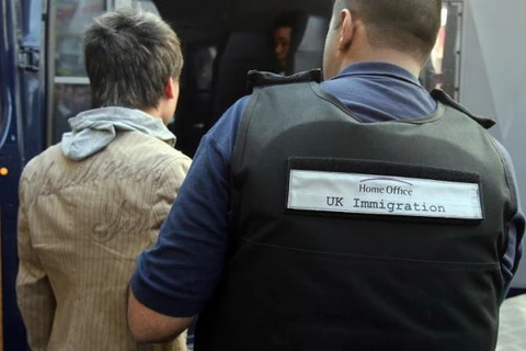 Cảnh sát Anh trong một cuộc đột kích kiểm tra người nhập cư trái phép. (Nguồn: theargus.co.uk)