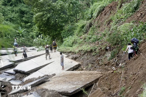 Một tuyến đường bị sạt lở sau trận lở đất do mưa lớn ảnh hưởng của bão Goni tại thị trấn Lidlidda, tỉnh Ilocos sur, miền Bắc Philippines. (Nguồn: AFP/TTXVN)