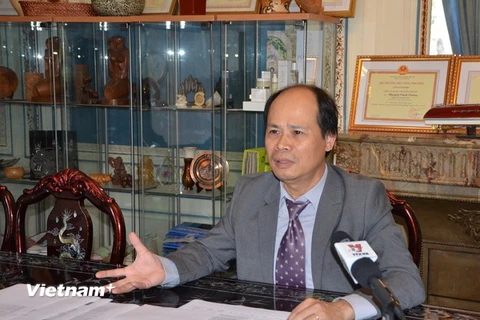 Tham tán thương mại Nguyễn Cảnh Cường trả lời phỏng vấn phóng viên TTXVN tại Pháp. (Ảnh: Bích Hà/Vietnam+)