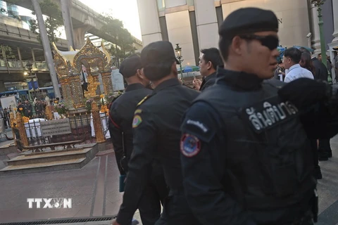 Cảnh sát Thái Lan gác tại điện thờ Erawan. (Nguồn: AFP/TTXVN)