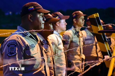 Cảnh sát Venezuela làm nhiệm vụ tại biên giới với Colombia. (Nguồn: AFP/TTXVN)