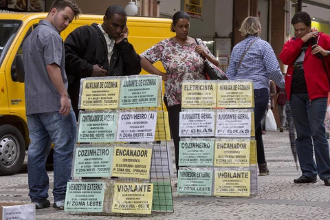 Người lao động đọc thông báo tuyển dụng trên đường phố Sao Paulo, Brazil. (Nguồn: AP)