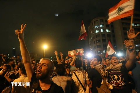 Người biểu tình tập trung trước tòa nhà Chính phủ ở Beirut. (Nguồn: AFP/TTXVN)