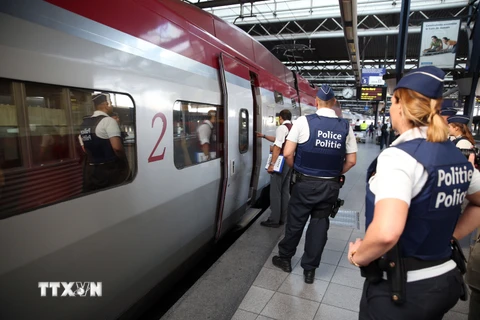 Cảnh sát làm nhiệm vụ tại nhà ga Zuid-Midi ở Brussels, Bỉ. (Nguồn: AFP/TTXVN)