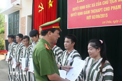Lãnh đạo Công an tỉnh Lai Châu trao quyết định đặc xá cho các phạm nhân. (Ảnh: Nguyễn Duy/TTXVN)
