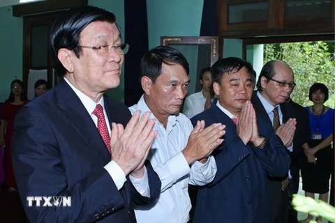  Chủ tịch nước Trương Tấn Sang đến thăm và dâng hương tưởng nhớ Bác Hồ tại nhà 67, Khu di tích Chủ tịch Hồ Chí Minh tại Phủ Chủ tịch. (Ảnh: Thống Nhất/TTXVN)