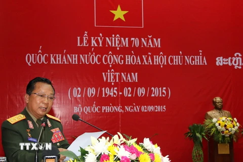 Thượng tướng Chansamone Chanyalath, Thứ trưởng Bộ Quốc phòng Lào đọc diễn văn tại Lễ míttinh. (Ảnh: Phạm Kiên/TTXVN)