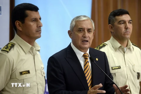Tổng thống Guatemala Otto Perez Molina (giữa) trong một cuộc họp báo tại Guatemala City hồi tháng6/2015. (Nguồn: AFP/TTXVN)