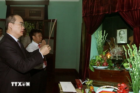 Chủ tịch Ủy ban Trung ương Mặt trận Tổ quốc Việt Nam Nguyễn Thiện Nhân dâng hương tưởng niệm Bác Hồ. (Ảnh: Nguyễn Dân/TTXVN)