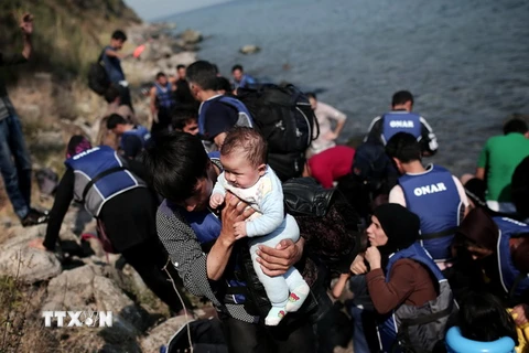 Người di cư tới bờ biển đảo Lesbos sau khi vượt biển Aegean từ Thổ Nhĩ Kỳ. (Nguồn: AFP/TTXVN)