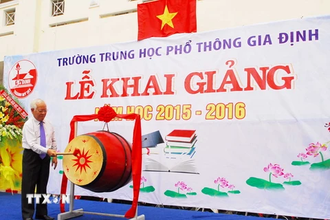 Chủ tịch UBND TP. Hồ Chí Minh Lê Hoàng Quân đánh trống khai giảng năm học mới 2015- 2016 tại Trường THPT Gia Định. (Ảnh: Mạnh Linh/TTXVN)